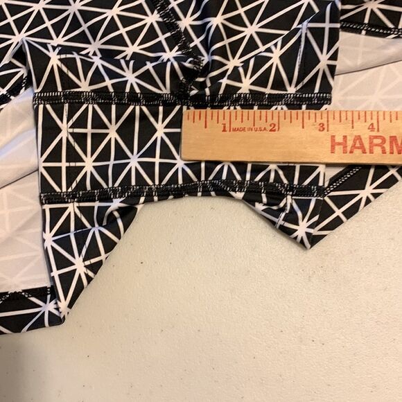 Under Armour black and white size large compression shorts - Picture 4 of 5